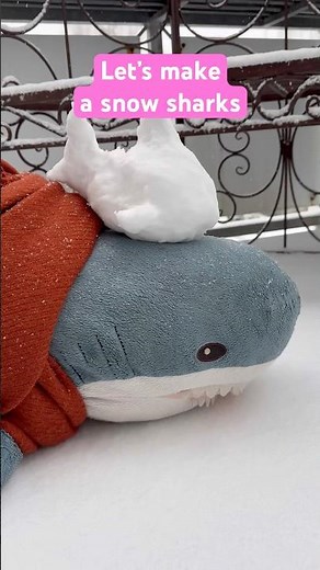 Blåhaj builds a snow shark 🦈