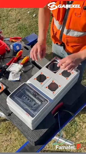 Línea de gabinetes plásticos AcquaCOMBI. Cajas industriales modulables IP65. Permiten enlazarse en sentido vertical y horizontal, mediante racords de unión. Y no sólo eso, además te permite ir a tu proveedor de material eléctrico y llevarte todo lo que necesitás en el momento!, ya que esta línea cuenta con un sistema de sujeción de tomas de corriente universal que admite el 90% de las tomas del mercado IP44/IP67. Sí, ¡la marca de tomas que se te ocurra! y como ves en el video, son extremadamente