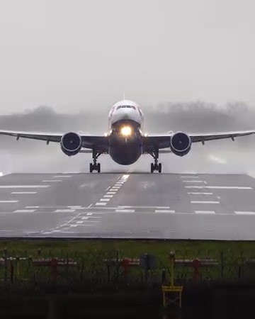 British Airways Boeing 777 takeoff at London Gatwick Airport. #aviation #boeing777 #planespotting #planespotter #aviationgeek | RVA Aviation
