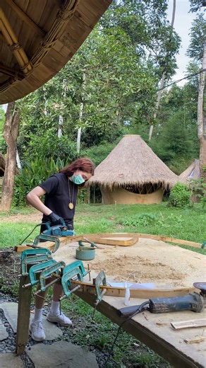 Creating Bamboo Furniture in the 11-Day Build and Design Course 🪚🔨 . By crafting their own bamboo furniture, students gain profound insights into the material’s characteristics—its strengths, weaknesses, flexibility, and versatility. This hands-on experience not only deepens their understanding of bamboo but also cultivates a true appreciation for the remarkable craftsmanship of bamboo carpenters. . If you had the chance to build something from bamboo, what would you create? . #BambooCraft #Su