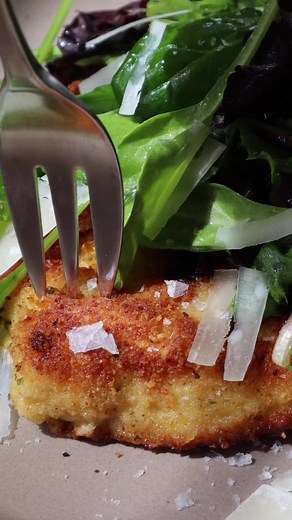 Ina Garten’s Parmesan Chicken Recipe with Lemon Vinaigrette Baby Greens Recipe link in bio and below 😘💕 Parmesan Chicken * 6 boneless, skinless chicken breasts * 1 cup all-purpose flour * Kosher salt and freshly ground black pepper * 2 extra-large eggs * 1¼ cups seasoned dry bread crumbs * ½ cup finely grated Parmesan cheese, plus extra for serving * Butter * Good olive oil * Baby salad greens for 6, washed and spun dry Lemon Vinaigrette * ¼ cup freshly squeezed lemon juice (2 lemons) * ½ cup