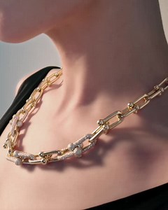 Acclaimed painter Anna Weyant finds strength in everyday moments. In our latest film, Anna wears the HardWear by Tiffany Graduated Link necklace, bracelet and earrings in 18k gold with round brilliant diamonds. #TiffanyAndCo #TiffanyHardWear Discover more: https://www.tiffany.com/jewelry/shop/tiffany-hardwear/?omcid=sm-us_social-owned_hardwear&utm_medium=social_media-us&utm_source=social-owned&utm_campaign=hardwear&sf220117210=1 | Tiffany & Co.
