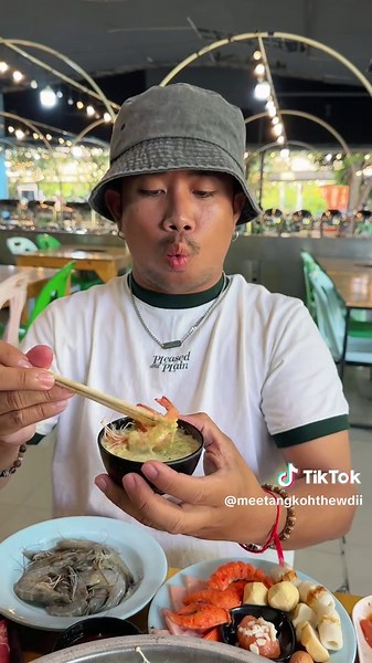 มาครับ วันนี้เราพามากินบุฟเฟ่ต์ กับร้าน เจ้าสัวน้อยหมูกะทะ สาขาบ้านโป่ง ที่คนบ้านโป่งแนะนำให้เรามาทานเยอะมาก เด็ดไปกว่านั้นคือ ที่นี่เขามีกุ้งด้วยนะ ใครสายกุ้งเนี่ย ต้องรีบมาด่วนๆ ที่ร้านมีให้เราเลือก ทั้งเตาหมูกระทะ และเตาชาบู ส่วนใครที่ชอบทั้งสอง ก็จัดทั้งสองเตาเลยครับ ตัดปัญหาเพื่อนงอแงไปได้เลย มาทีเดียว ได้ทั้งชาบูและหมูกระทะ น้ำชุปก็มีทั้งซุปใสและซุปดำ ให้ เราเลือกได้ตามใจชอบ บุฟเฟ่ต์รวมเครื่องดื่มหัวละ 1️⃣8️⃣9️⃣.- เท่านั้นไม่มีบวกเพิ่ม แต่ถ้าใครที่ไม่ได้อยู่บ้านโป่ง ก็ยังสามารถ ตามไปกิน ร้