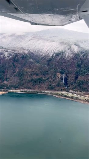 Multnomah Falls, Oregon is arguably one of the most visited locations in the state. At 620 feet, it is the tallest waterfall in Oregon with some claiming that it’s the 2nd tallest year-round waterfall, although there is some dispute on this. 🗺️ Multnomah Falls is in the Columbia River Gorge which is about 20 miles east of downtown Portland. 🚗 How to get there: There are a few ways to get to Multnomah Falls from the Portland area. 🚌 Driving there may seem like it’s the easiest and makes the mo