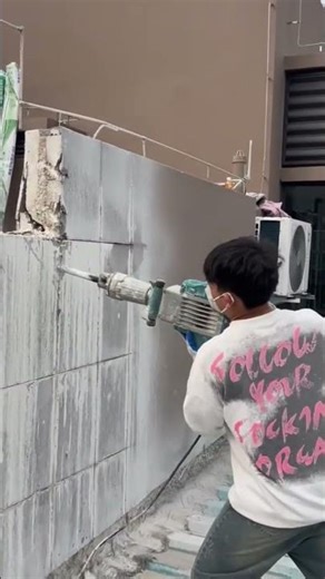 Demolishing Concrete Walls Quickly Using a Powerful Electric Jackhammer