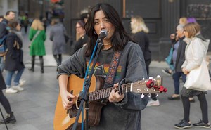 Leire, cantante vizcaína en Londres: Leire, la cantante vizcaína que emociona al mundo desde las calles de Londres | El Correo