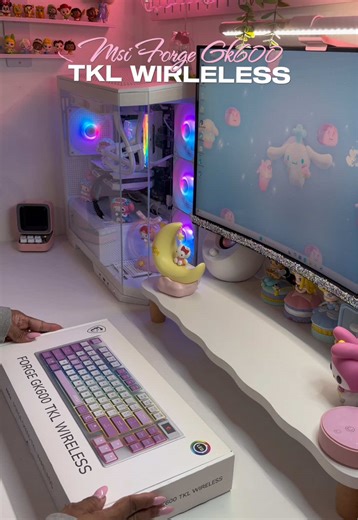 J'ai reçu le Clavier Msi Forge GK600 TKL de chez @MSI Unboxing ✨ Il est super beau 🌸 et va parfaitement avec mon setup 💕 Disponible en bleu ou en violet sur le site MSI Prix de vente conseillée : 84.90€ Merci @Msi *Produitoffert
