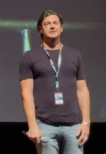 Benjamin Walker singing