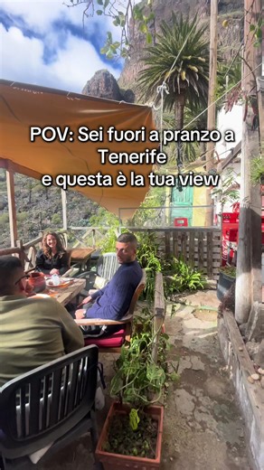 Immagina di essere in vacanza a Tenerife e ti ritrovi a pranzo con i tuoi amici davanti a questo panorama mozzafiato a goderti dell’ ottimo cibo locale… Puoi realizzarlo! Commenta “TENERIFE” e ti svelerò il nome del ristorante e dove si trova! Non dimenticare di SEGUIRMI se ti piacciono i miei consigli✨ #tenerife #veraconnection #tenerifeholiday #tenerifevacaciones