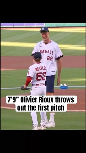 Tallest person to throw a first pitch? 😅