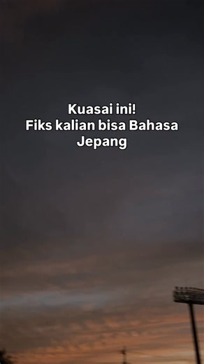 Ada beberapa jenis perubahan kata kerja dalam bahasa Jepang yang mengubah makna dan fungsi kata kerja. Berikut adalah beberapa jenis perubahan kata kerja yang umum: 1. Bentuk Polite (Polite Form): • Fungsi: Digunakan dalam situasi sopan atau resmi. • Contoh: Tabemasu (食べます) dari “makan.” 2. Bentuk Negatif (Negative Form): • Fungsi: Mengungkapkan tindakan yang tidak terjadi. • Contoh: Tabenai (食べない) dari “makan.” 3. Bentuk Lampau (Past Form): • Fungsi: Mengindikasikan tindakan yang telah terjadi 