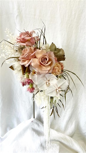 🌿 Bridie bouquets 🌿 Let’s talk Bridie bouquets….. The Strass bridal bouquet holder is a fantastic product for flowers that have a short life span especially without water. Examples of flowers that need the constant water source: Guelder- rose Delphinium flower Sweet pea Mok orange Hydrangea Whilst other options are fully wired bouquets and Handtied designs, these styles still don’t usually have a water source unless in water vials. You may not use this product often but if you are wanting to k
