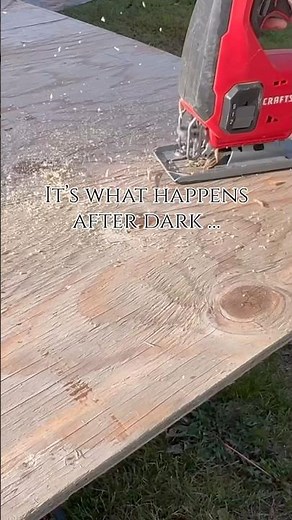 This DIY haunted house silhouette out of plywood is so easy, full tutorial linked! #halloween #diy