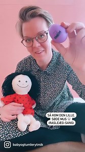 “SÅ KOM DEN LILLE, SØDE MUS” 🐭 En skøn lille sang som kan bruges på mange måder. 👍🏻 Jeg bruger den som en rasleæg-sang, hvor rasleægget hopper rundt på kroppen, når man synger “dip dap, dip dap”. 🥚🎶 Barnets taktilsans stimuleres med tryk på kroppen med rasleægget, og samtidig får barnet også stimuleret høresansen, ved at lytte på rasleægget fra forskellige steder fra. 👂🏼 Læg gerne din baby foran dig, så I har god øjenkontakt. 👀 Start evt. med at rasle med ægget ud til den ene side, så di