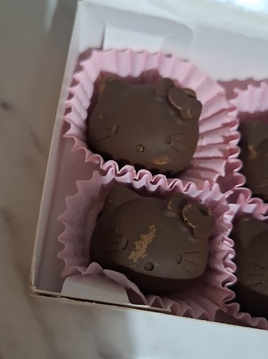 Un detalle dulce para tu persona favorita. Box de 6 Kittytejas Para más información al 905 841 148 🩷