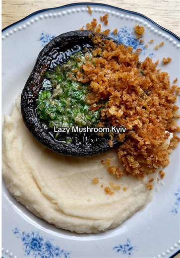 Extra lazy mushroom Kyiv 💚 If we didn’t have to worry about 5 a day or eating greens I’d probably just eat Kyivs for every meal, every day. There’s just something about that oozy garlicky butter that could literally solve all my problems in a matter of seconds. Hope you love it ✨🤝 #vegan #food #dinner #veganrecipe #recipe