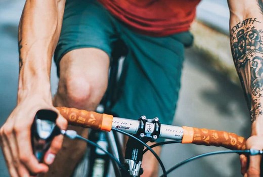 Should You Cycle With Knee Pain? (We Asked Real Cyclists) | BikeTrailerPlanet