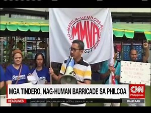 Galit na galit na nag-human barricade ang mga tindero sa harap ng kanilang mga tindahan sa Philcoa, sa Commonwealth, Quezon City. | NewsWatch Plus Philippines