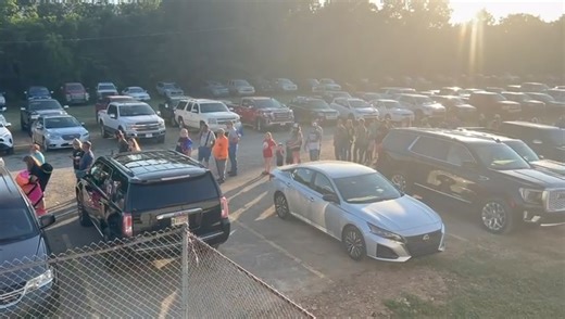 A few people at Batesville Motor Speedway 🤯￼ If you can’t be here, watch all the action LIVE on DIRTVision. | American Sprint Car Series