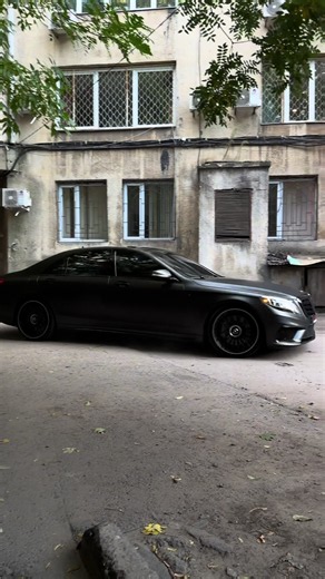 Mercedes S63 2014 год 178к пробег 5.5 бензин Полный привод Автомобіль у матовий плівці. LED intelligent light system оптика, камери 360°, безключовий доступ, доводчики дверей, подвійні склопакети, контроль сліпих зон, преміальна акустична система Burmester, розширене оздоблення шкірою Nappa, гальваніка (металеві кнопки), мульти-кермо з підкермовими пелюстками, ambient-підсвітка, чорна стеля, панорама, штори заднього ряду, режими їзди, адаптивна пневмопідвіска, 4-зонний клімат-контроль, масаж, ве