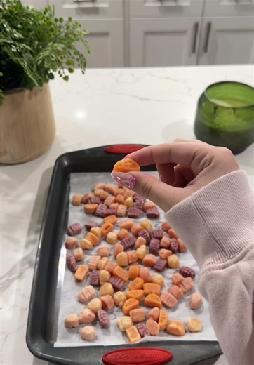 Okay but this combo was SO good! would you try? Use 12 bags of @Welch’s Fruit Snacks and place into a bowl. Open 1 can of @Bloom Nutrition Glacier Crush and soak from 3-8 hours. Drain and place on baking sheet. Freeze for 1-2 hours. Enjoy! @Welch's #creatorsearchinsights #recipe #easyrecipe #fruitsnacks #easysnack