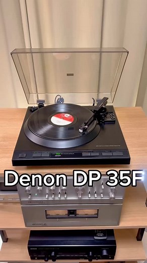 Il Denon DP-35F è un giradischi automatico a trazione diretta 🎶, dove la precisione giapponese incontra il fascino dell’analogico 🌀. Perfetto per chi ama ascoltare i vinili 📀… senza rinunciare alla comodità ✨. Rimetti in moto la tua passione per il vintage 🎧 Disponibile ora su oldstore.it #GiradischiVintage #DenonDP35F #HiFiVintage #VinylLovers #TrazioneDiretta #OldStoreHiFi #SuonoAnalogico #Audiofilo #VintageStyle #HiFiAddict #MusicaDalVinile #TurntableLove | Oldstore.it