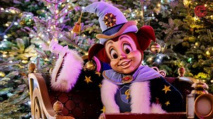 De Efteling is weer omgedoopt tot Winter Efteling! ❄️ We kunnen deze editie genieten van een hoop mooie nieuwe dingen! Voor jullie de highlights op een rijtje: * Een nóg grotere schaatsbaan; * Prachtige lichtgevende vlinders op het Hartenhof bij Symbolica 🦋. deze stonden vorig nog op het lichtfestival GLOW in Eindhoven. Ze zijn ontworpen door Sander de Bruijn; * Nieuw entertainment met de vrolijke Pjotr en winterse Droomvlucht-elfjes; * Heerlijke winterse lekkernijen en warme drankjes. Van warm