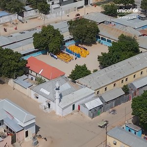 In 2025, a #diphtheria outbreak affected over 3,000 children in Somalia. In #Banadir, Ministry of Health- Somalia and partners reached over 400,000 children, bringing vaccines to schools and madrasas to stop the spread. Gavi, the Vaccine Alliance Gates Foundation WHO Somalia | UNICEF Somalia