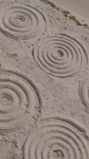 ‘Sand Relief’ is an earthwork by artist Lauren Shapiro @loshap, inviting the public to carve flowing patterns into the sand using sculptural rakes inspired by the Art Deco profiles of Miami Beach. As the tide rolls in and washes the drawings away, we’re reminded that our environment is always changing—and that creative expression can connect us more deeply to one another and to the planet. Happy World Ocean Week!!! 💙 Created in collaboration with Overtown Youth Center, The Motivational Edge & B