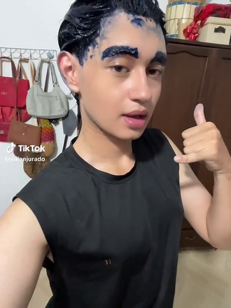 Transformación del cabello: De negro a azul vibrante