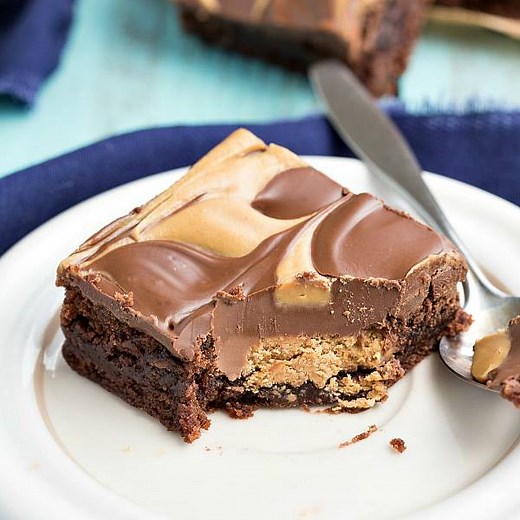 The ultimate DOUBLE PEANUT BUTTER CUP BROWNIES! Rave reviews from everyone! RECIPE: http://www.chelseasmessyapron.com/double-layered-peanut-butter-cup-brownies/ | Chelsea's Messy Apron