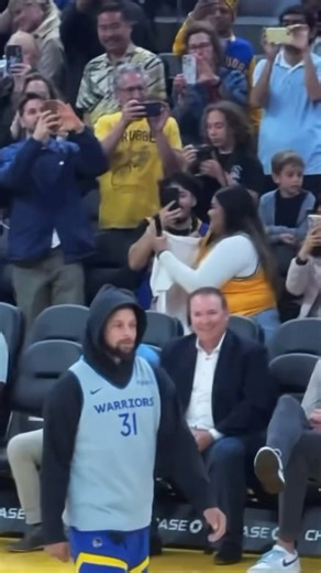 Steph and Seth Curry brothers trade jerseys at open practice #Warriors