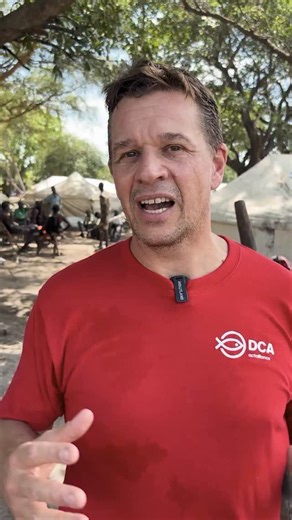 Tak til alle Jer der købte billet til ALLE SANGENE KIRKETOUR og var med til at bidrage med en halv million til @noedhjaelp . Generalsekretæren har sendt mig denne video fra Ethiopien, hvor pengene går til flygtende kvinder og børn. Tak Folkekirkens Nødhjælp fordi I sørger for de hårdest ramte, også de steder i verden, som ikke rammer medierne så ofte. | Simon Kvamm