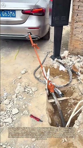自動車でロープを引き、地中ケーブルを引き抜く：人力に代わる機械牽引による撤去作業