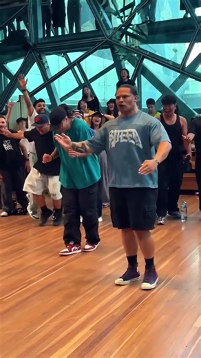 This 2v2 battle from Australia’s City Sessions was everything 🔥🔥 The robot gag was CRAZY 🤖 ~ @XIII & instagram; ooshcon 💐💐 #dancersoftiktok #dancebattle #robotchallenge #dancechallenge #2v2