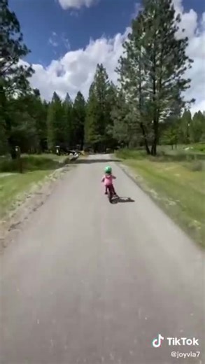 Semuanya bermula dengan TRUST atau rasa percaya. Perkara yang memungkinkan anak kecil ini meluncur laju dengan yakin walaupun masih dalam proses belajar adalah TRUST. > AYAH percaya bahawa anak perlu diberi ruang dan peluang untuk mencuba walaupun anak tidak sempurna dan akan melakukan kesilapan. > AYAH percaya betapa pentingnya memberikan kata-kata yang positif dan pujian pada usaha anak untuk memotivasikan anak. > AYAH percaya bahawa anak berupaya untuk berusaha dengan sendiri tanpa perlu dise