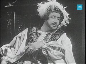 PHILIPPE NOIRET EN FRANCOIS Ier. Le costume sied si bien à Philippe Noiret, on le connait surtout en Philippe d’Orléans dans le film "Que la fête commence" mais vous noterez que le rôle de François Ier lui va comme un gant, surtout si c’est l’élégante Jacqueline Joubert qui lui donne la réplique. | INA