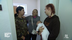133K views · 471 reactions | Bei Lisa naht der Umzug in die eigenen vier Wände, in denen sie künftig mit Baby Prya leben wird. Es gibt viel zu tun.  Ein mutiger Schritt für die junge Mutter. 殺 Doch Oma Petra und Cousine Michelle fällt der Abschied schwer. 梁 "Hartz, Rot, Gold", Montag bis Freitag um 16:05 Uhr bei RTLZWEI. #hartzrotgolddaily #73 #hoffnung #Alltagskampf | RTLZWEI | Facebook