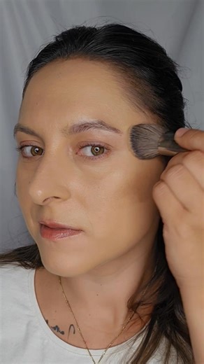 Mit grün auf den Augen sieht ja jeder aus wie ein Frosch..Oder? #makeuptutorial #schminken #ü40 #lidschatten | Frau Schmink - Coffee&Makeup mit Sarah Michelle Ratzer