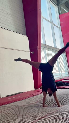 Trampoline handstand press's (TASHTRAMPO)