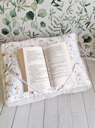 Et oui, vous l'avez aimé et je l'ai recommandé. Donc s'il te plaît, fonce le trouver sur le site pour choisir toi aussi ton coussin lecture pour installer ton livre ou ta liseuse pour un vrai moment de détente. Et quoi de mieux avec ce froid? disponible sur www.crea-dem.com pour toutes les lectrices addict