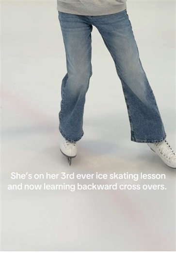 Great job!! It’s her 3rd ever ice skating lesson, we’re already onto backward crossovers (learned from scratch no experience) comment below to ask me any questions!! #figureskating #iceskating #adultfigureskater #coach #iceskatingtiktok