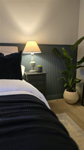 𝐑𝐀𝐂𝐇𝐄𝐋 / 𝐑𝐏𝐁 𝐃𝐄𝐒𝐈𝐆𝐍𝐒 𝐀𝐍𝐃 𝐈𝐍𝐓𝐄𝐑𝐈𝐎𝐑𝐒 on Instagram: "This guest room makeover was all about creating a calm, inviting space for visitors, starting with a clear design vision 🤍 We designed the room around items my client already owned cushions, bedside lockers (repainted to suit the scheme), and lamps that were repurposed in other rooms combining them with new floors, painted walls, panelling behind the bed, and fresh window dressings to create a cohesive, welcoming envi