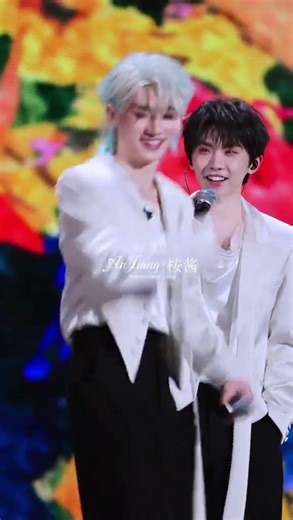 遇上顶级魅魔 后面的马姓男子又开始嘴部运动#时代少年团六周年#祺鑫#丁程鑫#马嘉祺 When he encountered a top tier succubus, the man surnamed