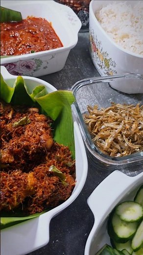 Nasi Lemak Kukus & Ayam Goreng Berempah! | Sambal Ikan Bilis Padu | Malaysian Nasi Lemak Recipe!