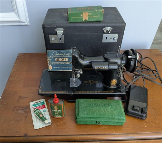 Working Singer Featherweight 221 Sewing Machine in Case With Buttonholer & Accessories, Vintage 1950s - Etsy Canada