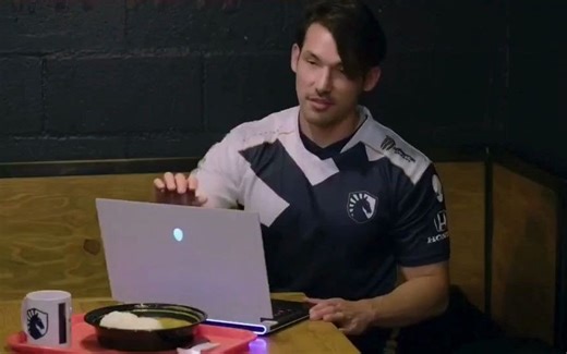 上海外星人旗舰店人民广场总店 X系列笔记本，想在那用就在那用