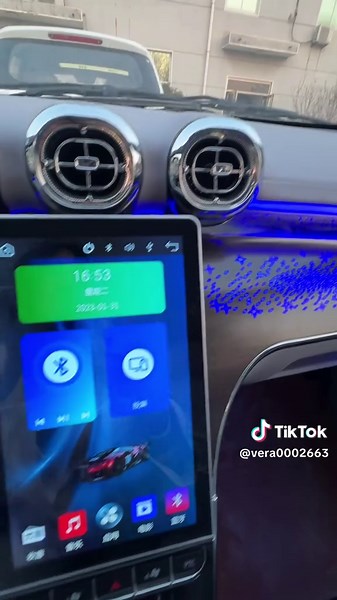 This compact electric vehicle has a range of 350km. Colors can be customized. It's 3.3 meters long and 1.6 meters wide. It has five doors, four seats, a large trunk, and foldable rear seats. The interior features blue ambient lighting, air conditioning, and a reversing camera. Because of its long range, it's suitable for taxi use and family use. Do you like our electric vehicle? From Entu Electric Vehicle Factory.#electriccar #minicar #electrictricycle #electricvehicle