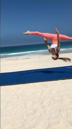 Twin gymnasts at the beach… 👀