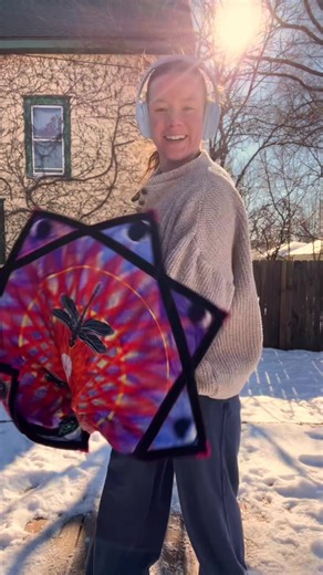 happy mondayyy! it’s a new week! 😌 i hope you are able to find some moments of joy. I had a pretty rough few days, but I still have much to be grateful for. Sending good vibrations to you all 🫶🏻 #flow #flowstar #flowartist #flowarts #flowmie